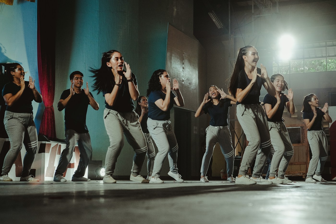 Danseur exécutant un mouvement expressif