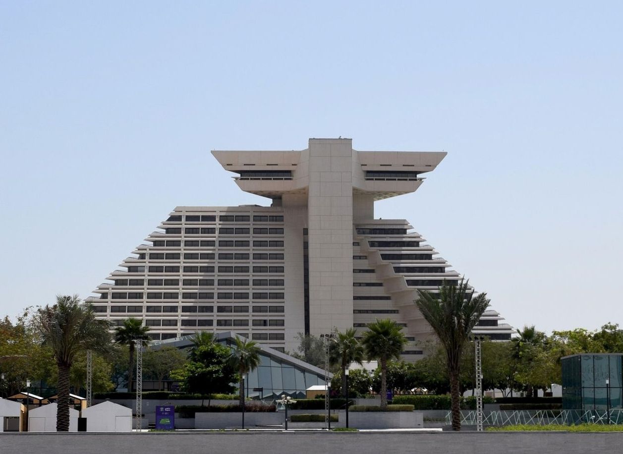 Chef dressant un plat dégustation sur la terrasse du penthouse au crépuscule