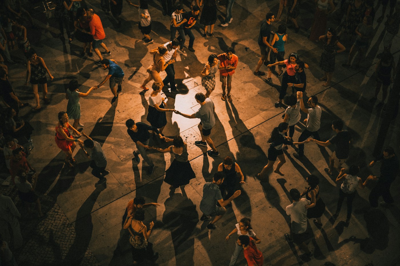 Groupe de danseurs vu d'en haut pendant un atelier